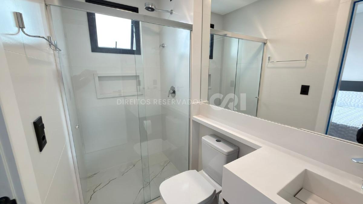 Apartamento com 3 suítes no Edifício Le Voyage na Meia Praia em Itapema