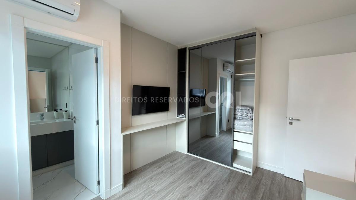 Apartamento com 3 suítes no Edifício Le Voyage na Meia Praia em Itapema