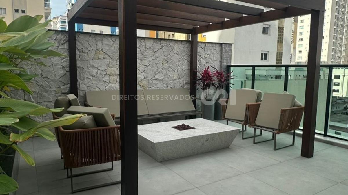 Apartamento com 3 suítes no Edifício Le Voyage na Meia Praia em Itapema