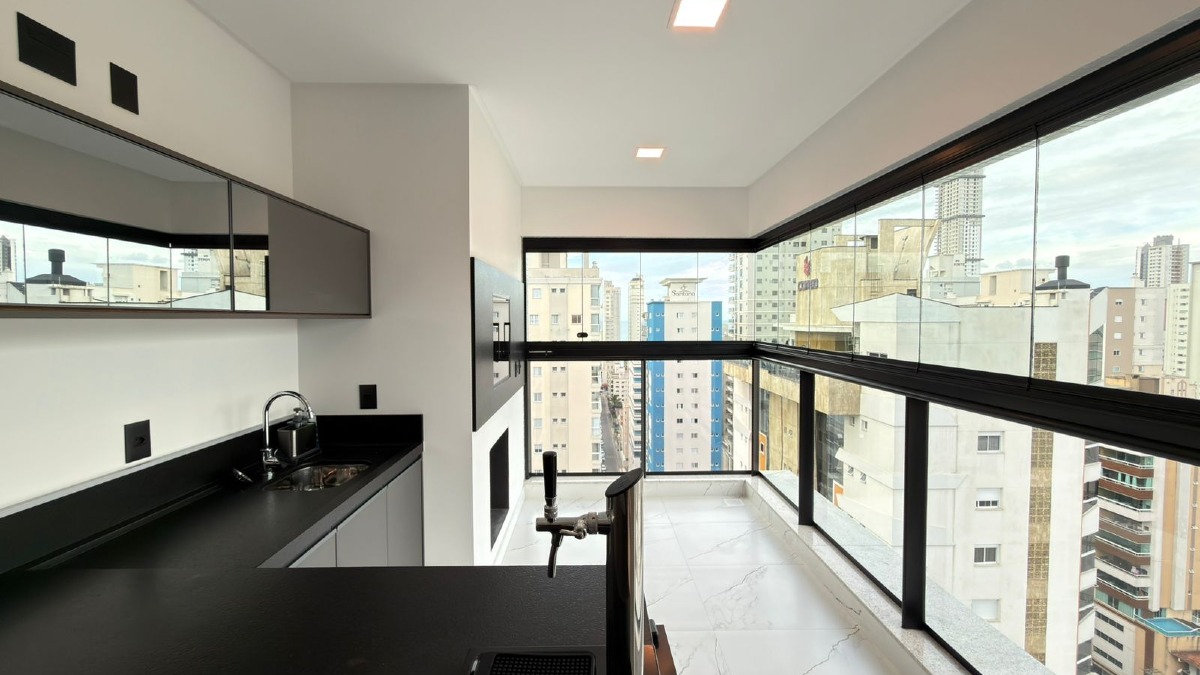Apartamento com 3 suítes no Edifício Le Voyage na Meia Praia em Itapema