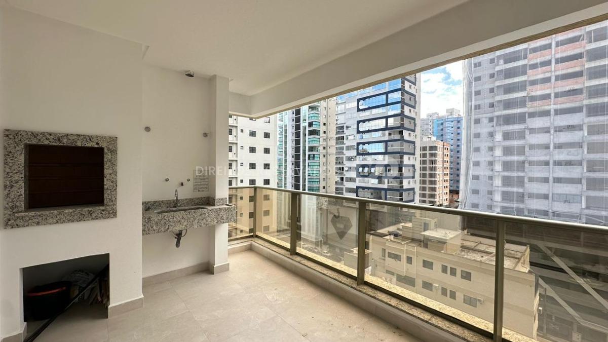 Apartamento com 3 suítes no Edifício Ville de Lyon na Meia Praia em Itapema