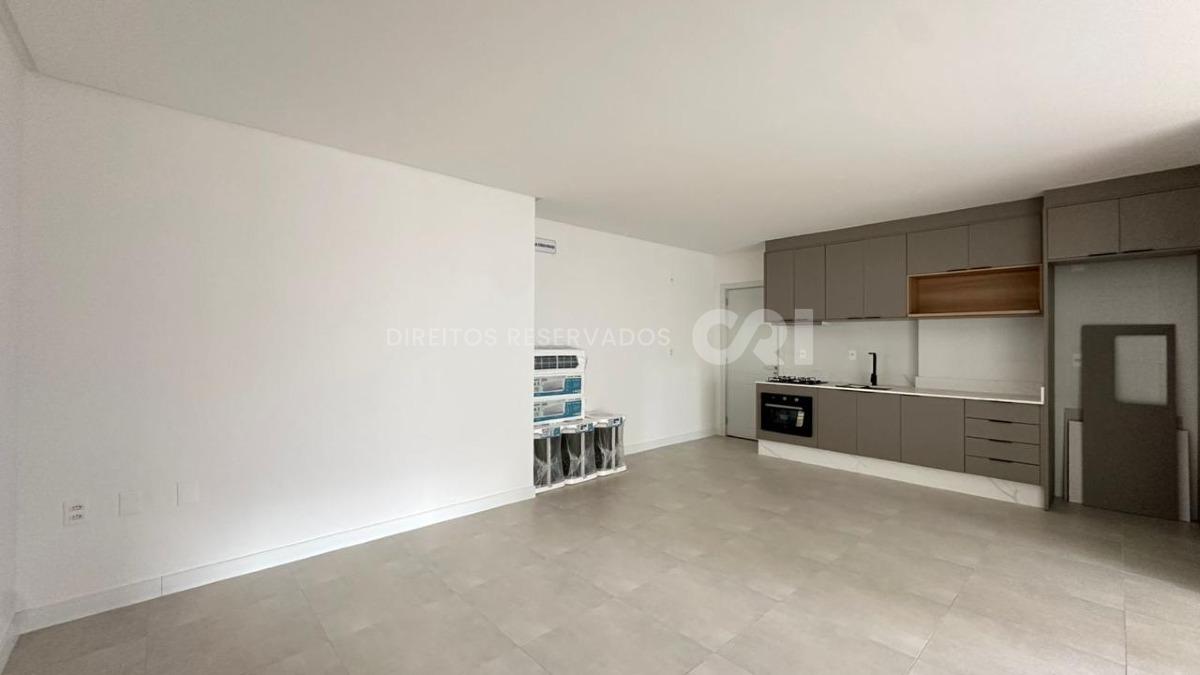 Apartamento com 3 suítes no Edifício Ville de Lyon na Meia Praia em Itapema