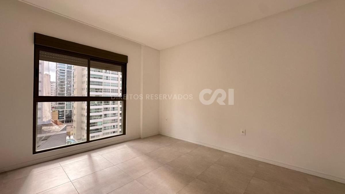 Apartamento com 3 suítes no Edifício Ville de Lyon na Meia Praia em Itapema