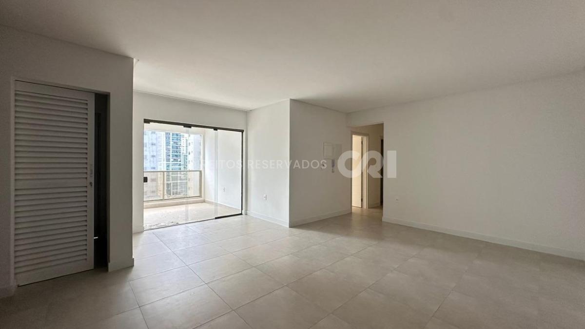 Apartamento com 3 suítes no Edifício Ville de Lyon na Meia Praia em Itapema