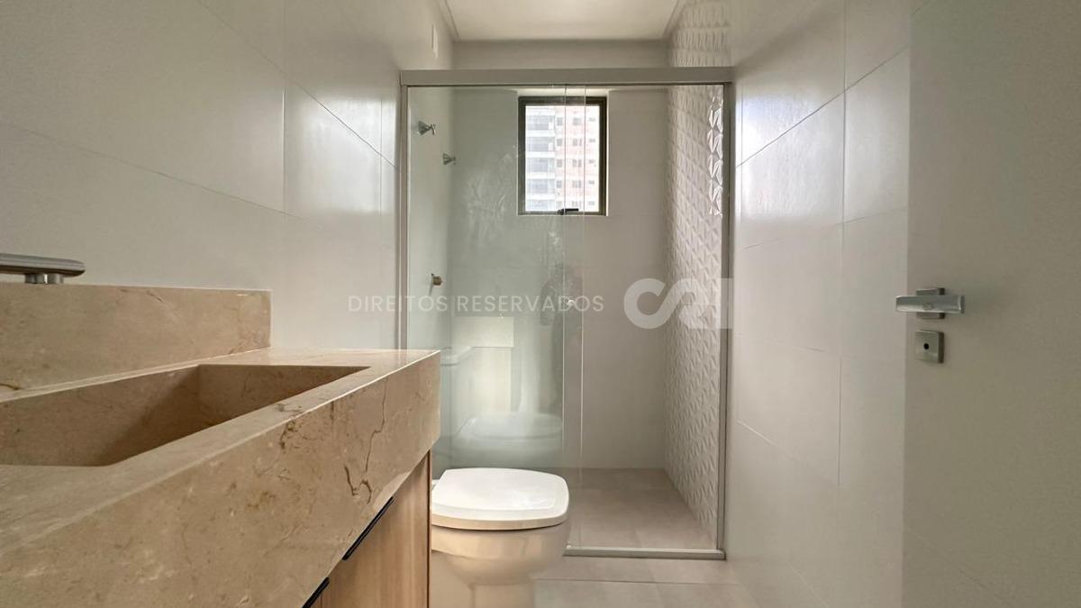 Apartamento com 3 suítes no Edifício Ville de Lyon na Meia Praia em Itapema