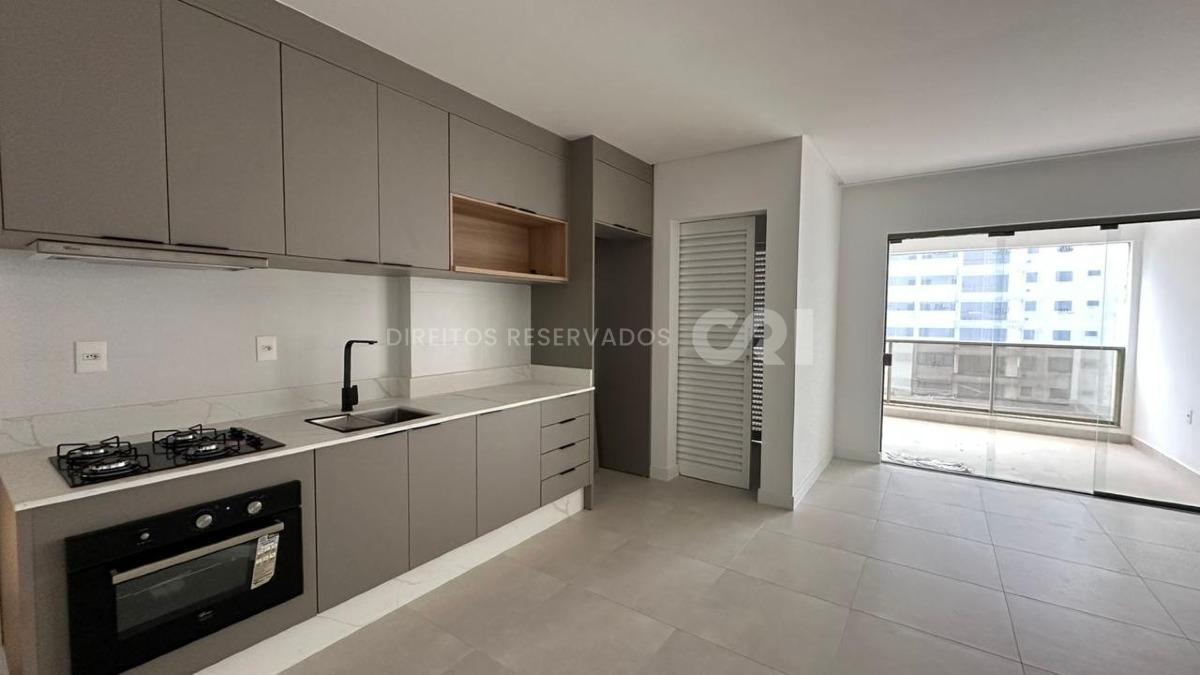 Apartamento com 3 suítes no Edifício Ville de Lyon na Meia Praia em Itapema