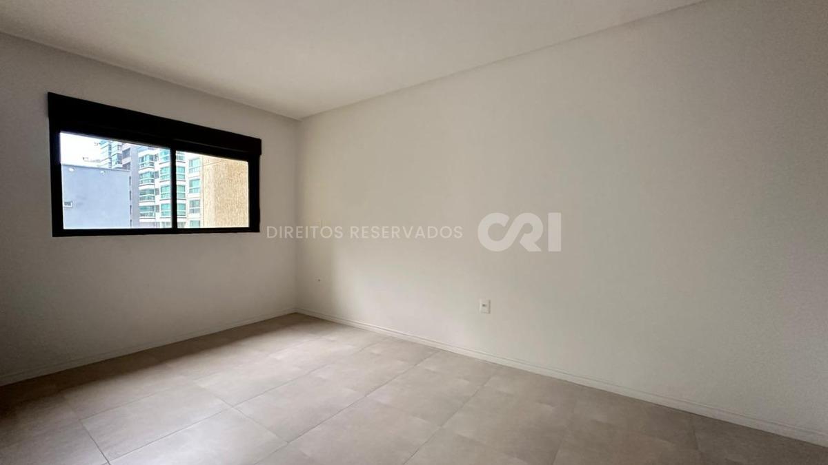 Apartamento com 3 suítes no Edifício Ville de Lyon na Meia Praia em Itapema