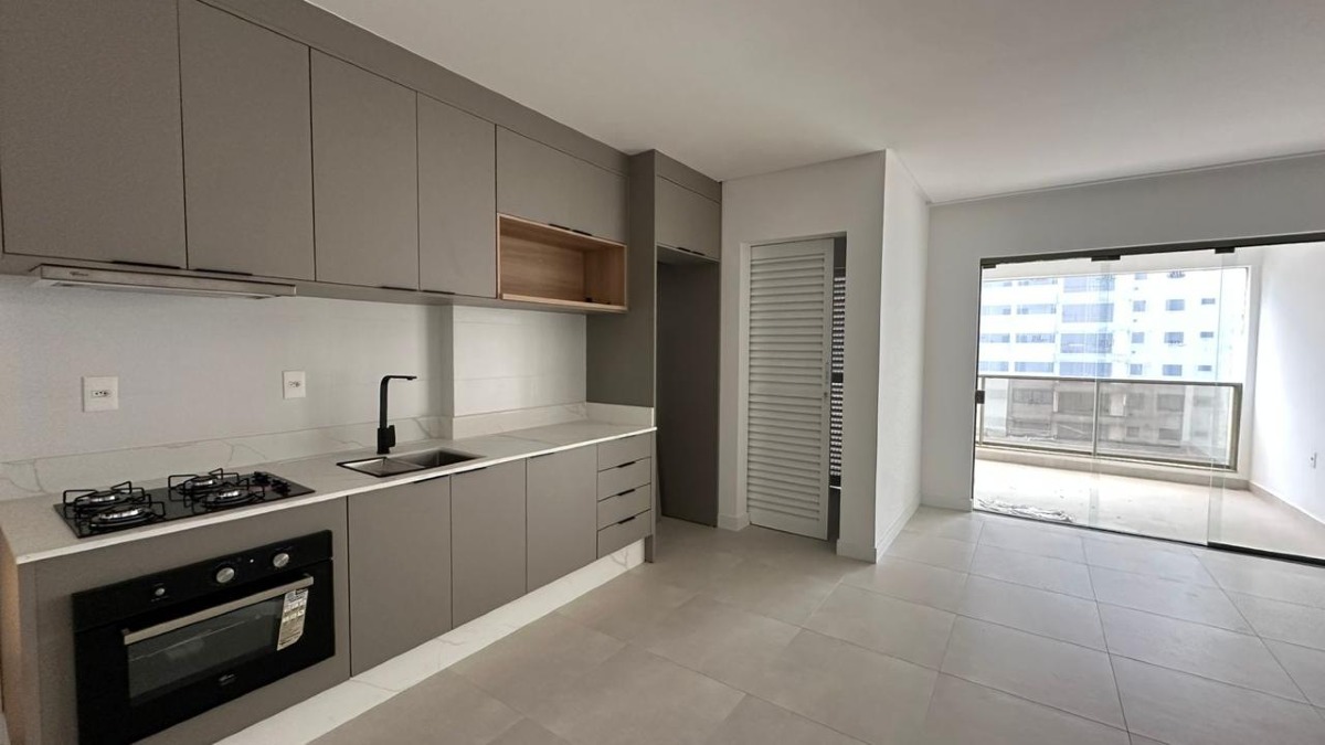 Apartamento com 3 suítes no Edifício Ville de Lyon na Meia Praia em Itapema