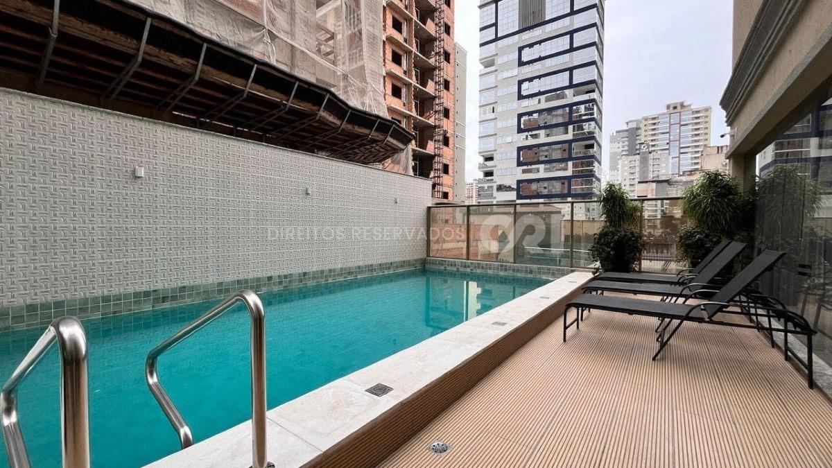 Apartamento com 3 suítes no Edifício Ville de Lyon na Meia Praia em Itapema