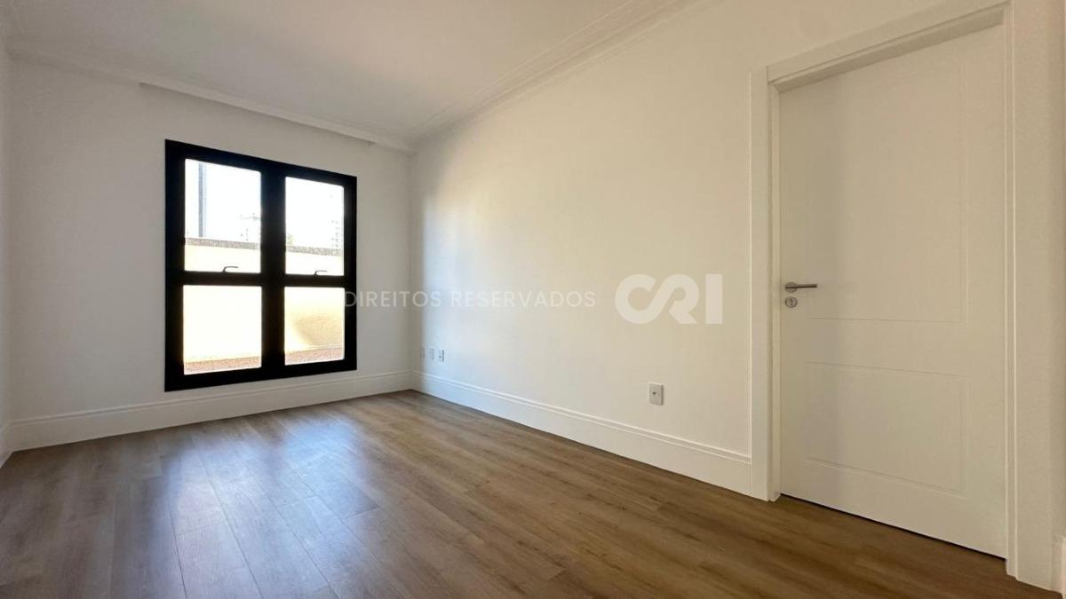 Apartamento com 4 suítes no Edifício St. Clair no Centro em Itapema