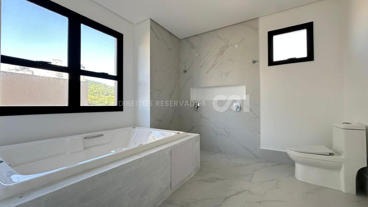 Apartamento com 4 suítes no Edifício St. Clair no Centro em Itapema