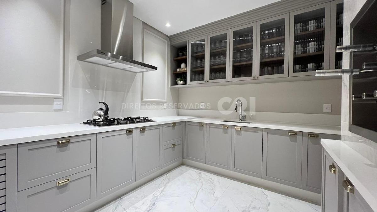 Apartamento com 4 suítes no Edifício St. Clair no Centro em Itapema