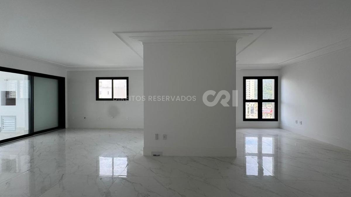 Apartamento com 4 suítes no Edifício St. Clair no Centro de Itapema