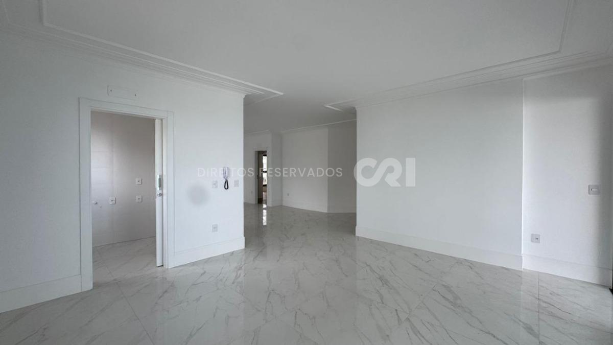 Apartamento com 4 suítes no Edifício St. Clair no Centro de Itapema