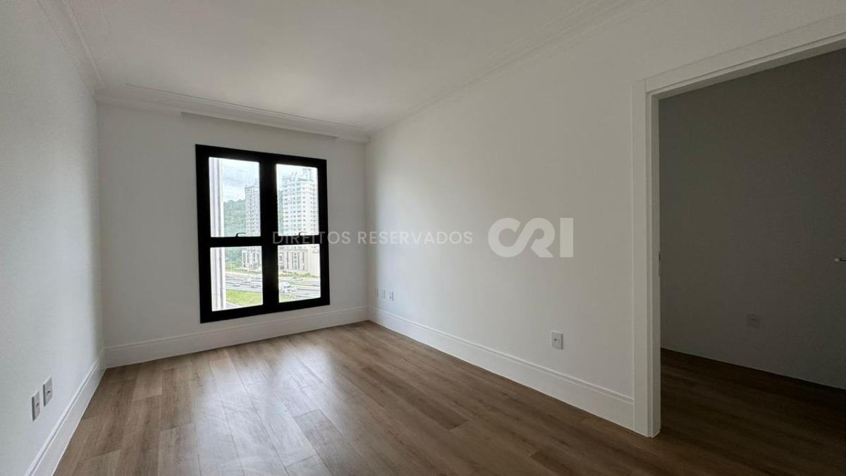 Apartamento com 4 suítes no Edifício St. Clair no Centro de Itapema