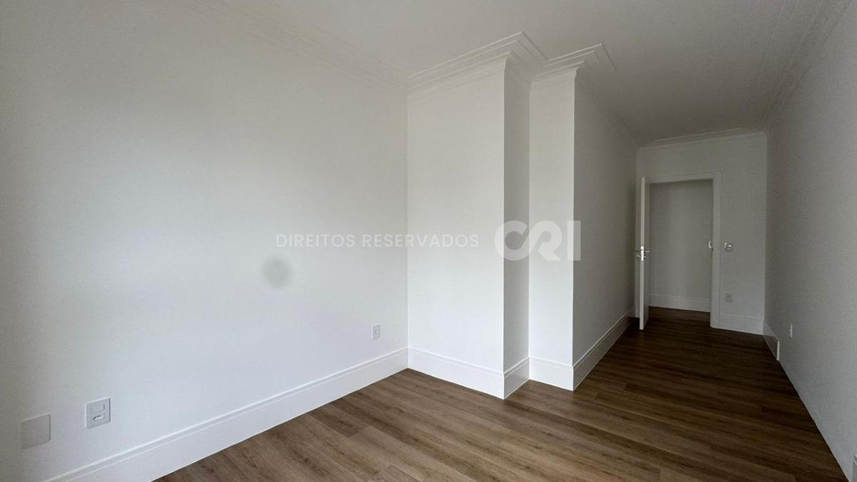 Apartamento com 4 suítes no Edifício St. Clair no Centro de Itapema