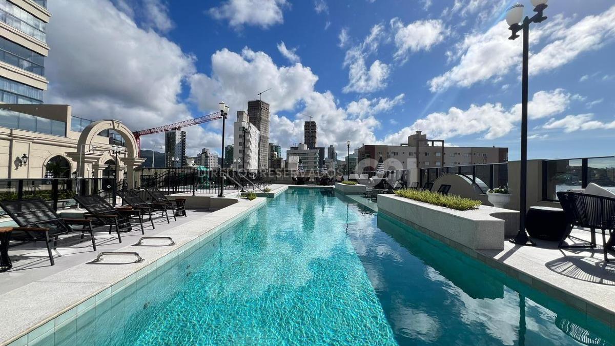 Apartamento com 4 suítes no Edifício St. Clair no Centro de Itapema