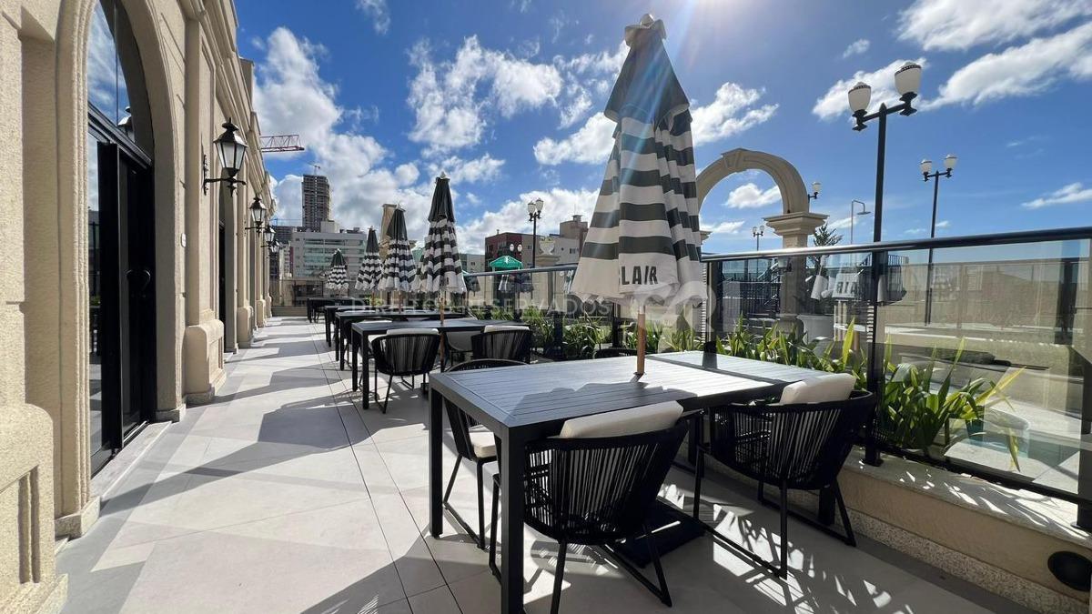 Apartamento com 4 suítes no Edifício St. Clair no Centro de Itapema