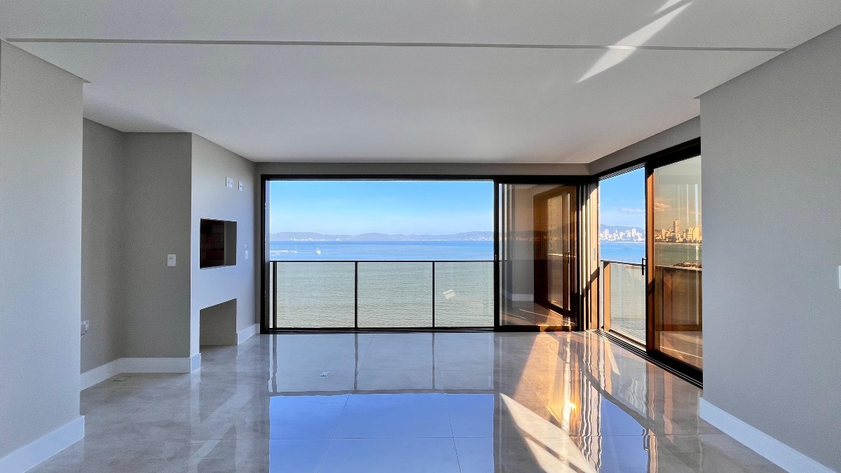 Apartamento com 4 Suítes no Residencial George VI no Canto da Praia em Itapema