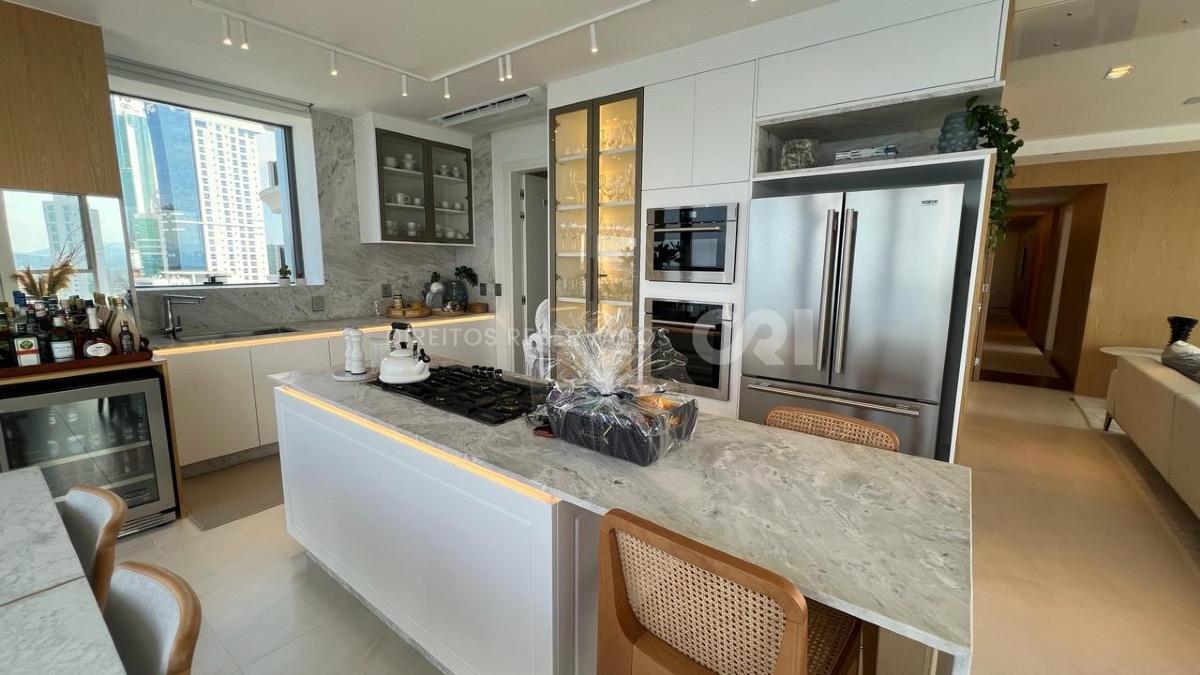 Apartamento com 3 suítes no Edifício Copenhagen na Barra Sul em Balneário Camboriú