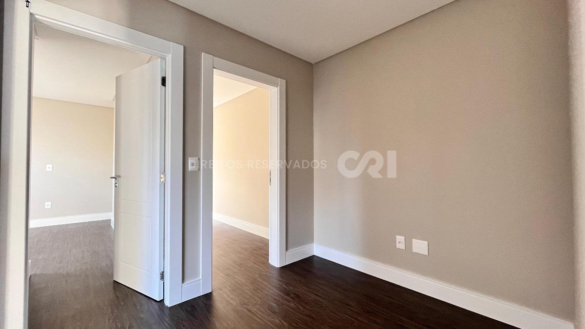 Apartamento com 4 Suítes no Residencial George VI no Canto da Praia em Itapema