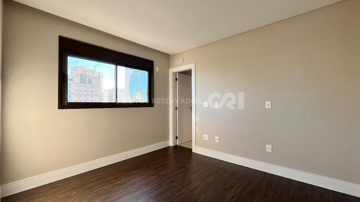 Apartamento com 4 Suítes no Residencial George VI no Canto da Praia em Itapema