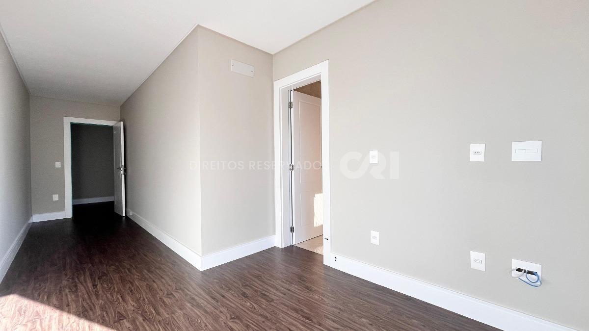 Apartamento com 4 Suítes no Residencial George VI no Canto da Praia em Itapema