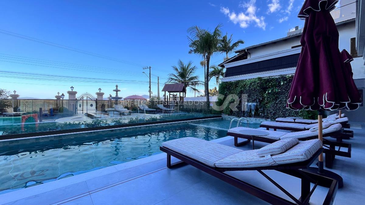 Apartamento com 4 Suítes no Residencial George VI no Canto da Praia em Itapema