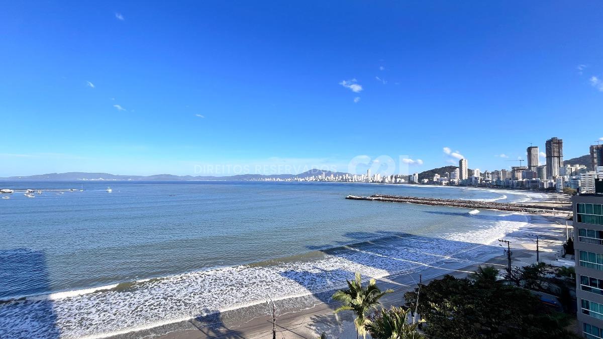 Apartamento com 4 Suítes no Residencial George VI no Canto da Praia em Itapema