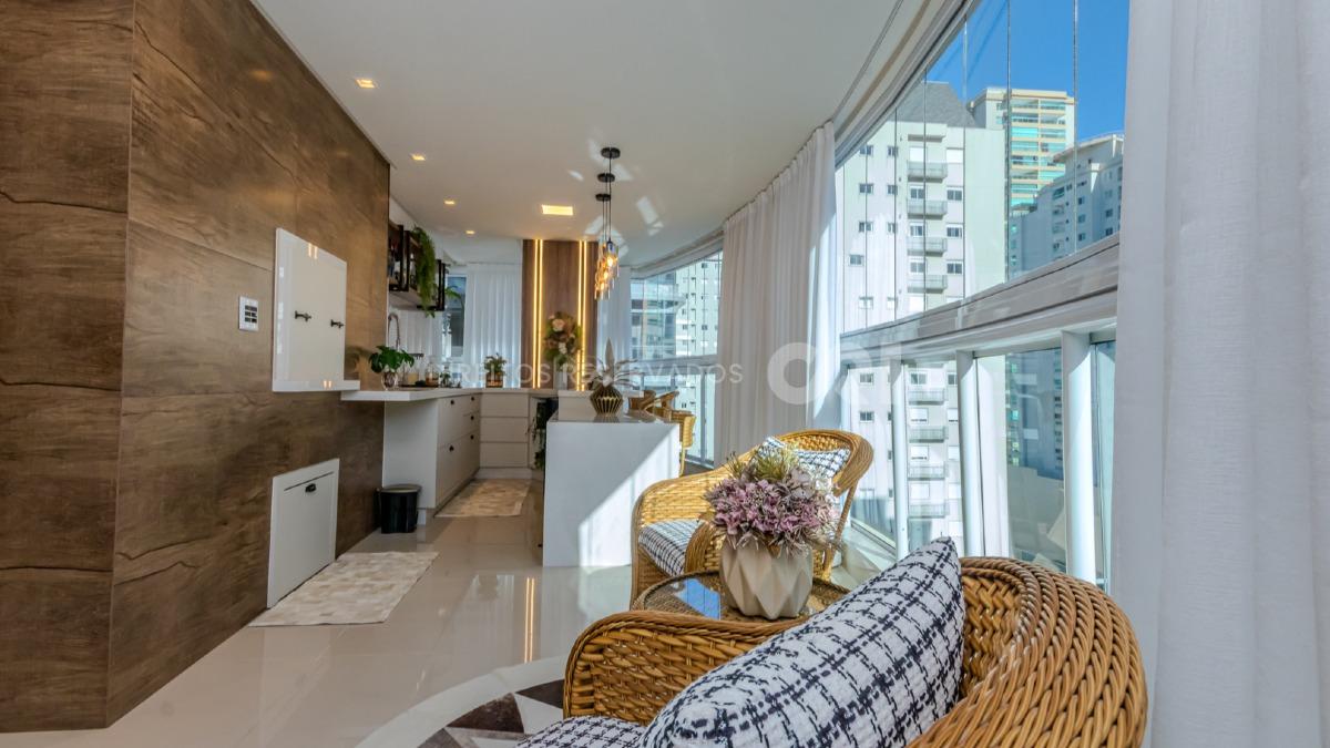 COPA: Apartamento com 3 suítes no Edifício Pienza na Meia Praia Itapema