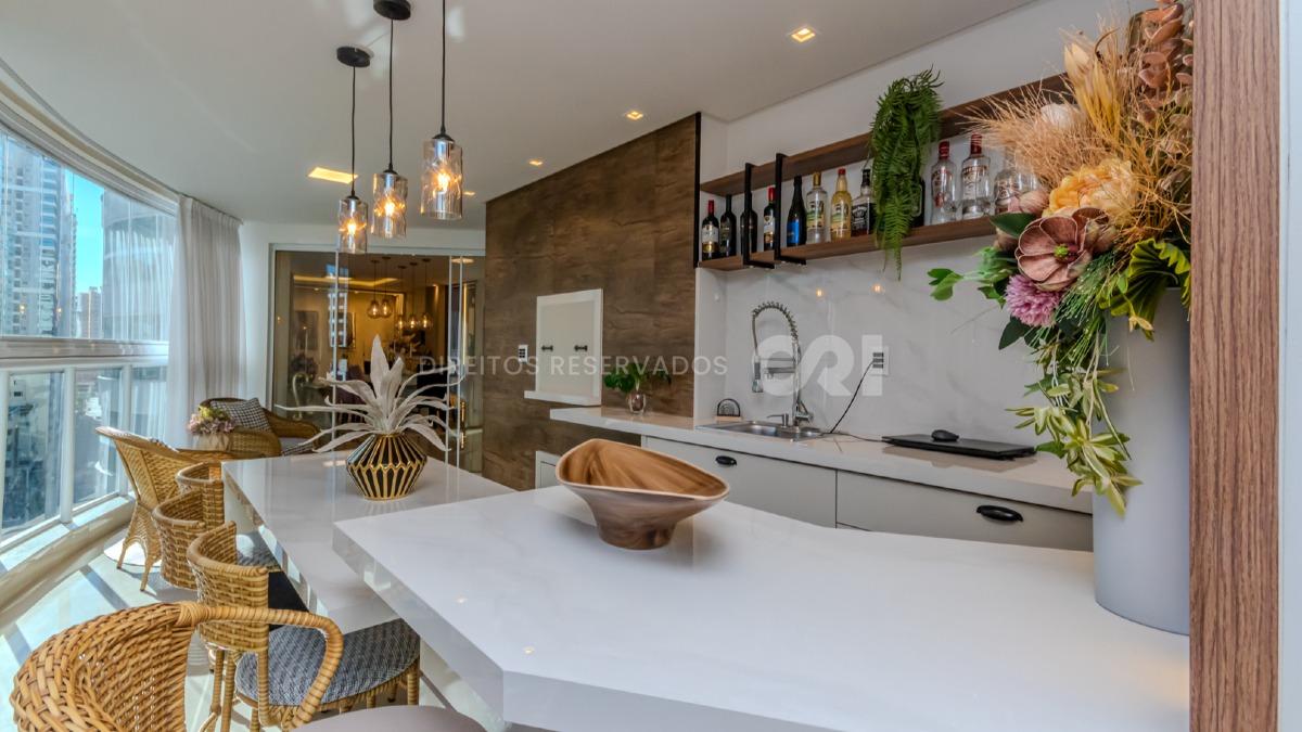COPA: Apartamento com 3 suítes no Edifício Pienza na Meia Praia Itapema