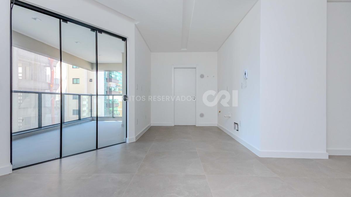 Apartamento com 3 suítes no edifício Porto Valência na Meia Praia em Itapema
