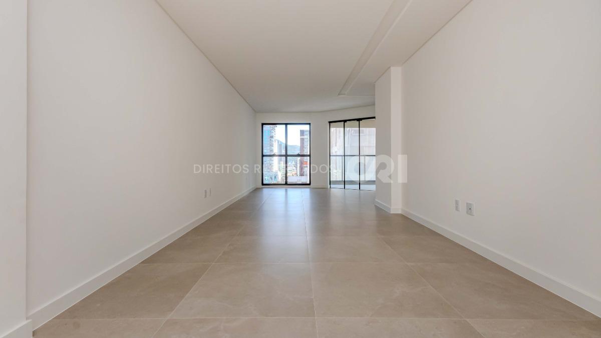 Apartamento com 3 suítes no edifício Porto Valência na Meia Praia em Itapema