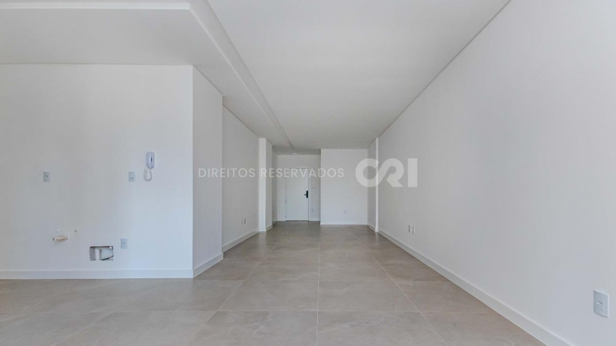 Apartamento com 3 suítes no edifício Porto Valência na Meia Praia em Itapema
