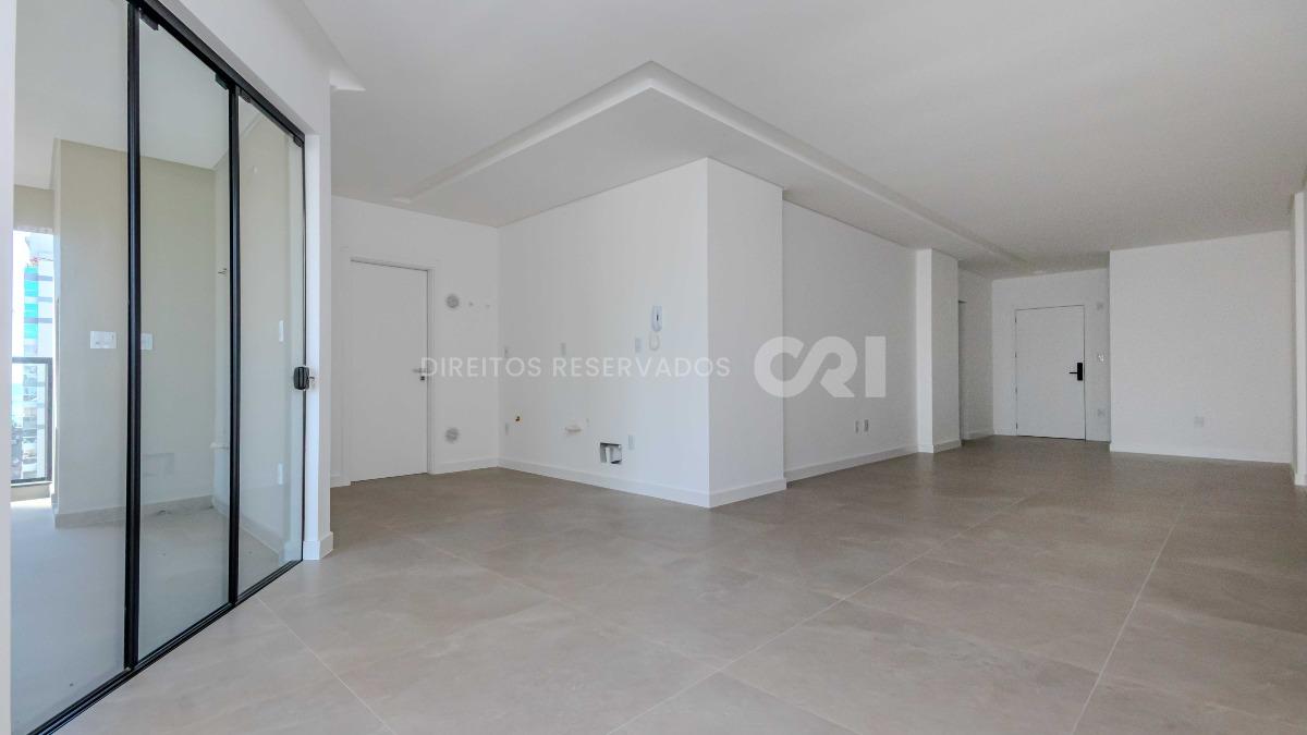 Apartamento com 3 suítes no edifício Porto Valência na Meia Praia em Itapema