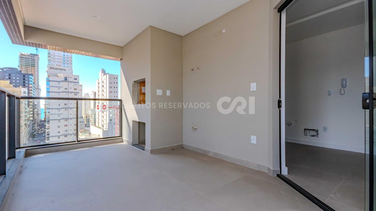 Apartamento com 3 suítes no edifício Porto Valência na Meia Praia em Itapema