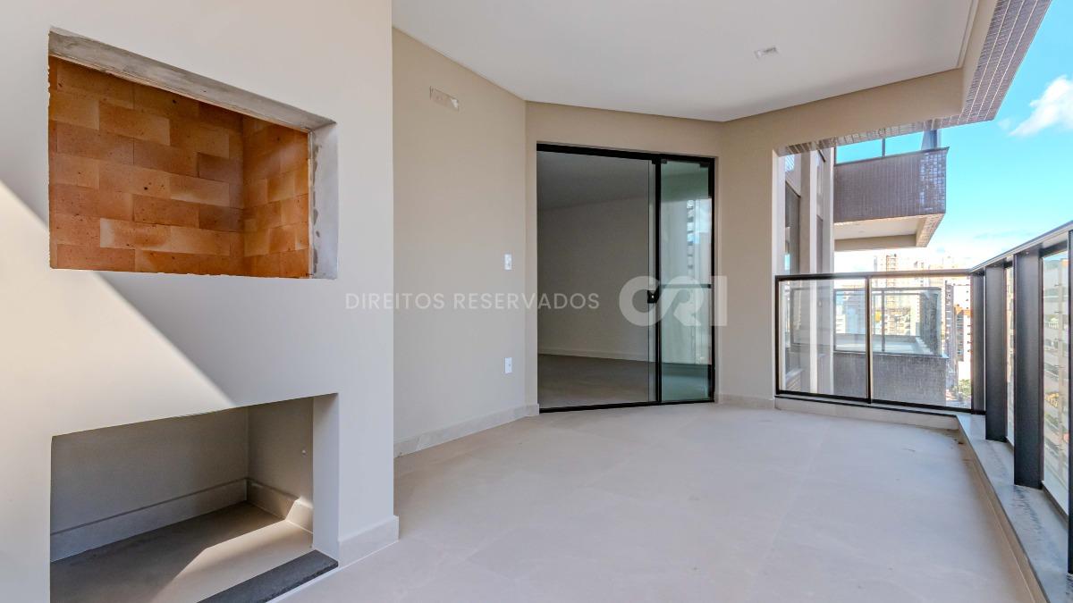 Apartamento com 3 suítes no edifício Porto Valência na Meia Praia em Itapema