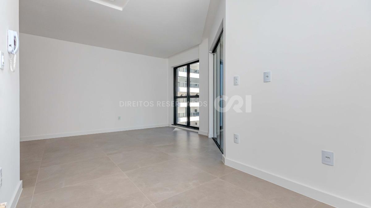 Apartamento com 3 suítes no edifício Porto Valência na Meia Praia em Itapema