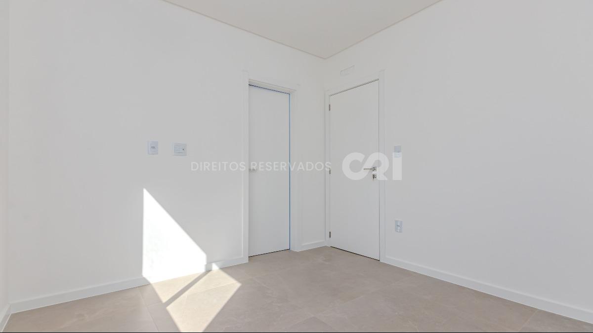 Apartamento com 3 suítes no edifício Porto Valência na Meia Praia em Itapema