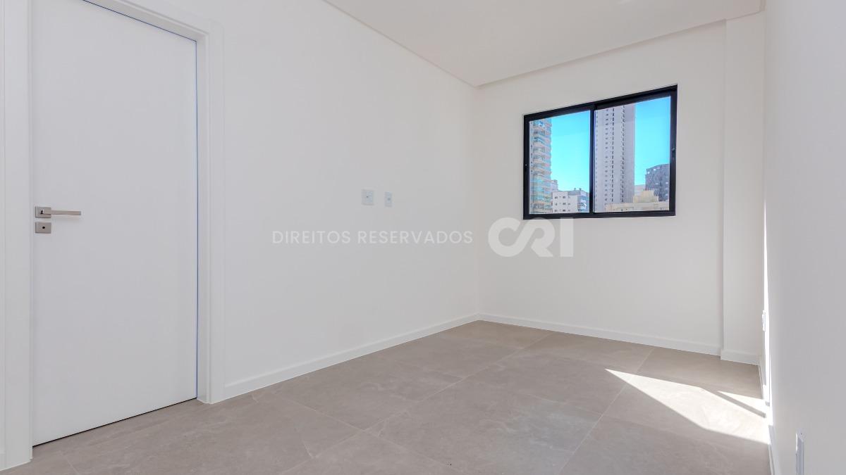 Apartamento com 3 suítes no edifício Porto Valência na Meia Praia em Itapema