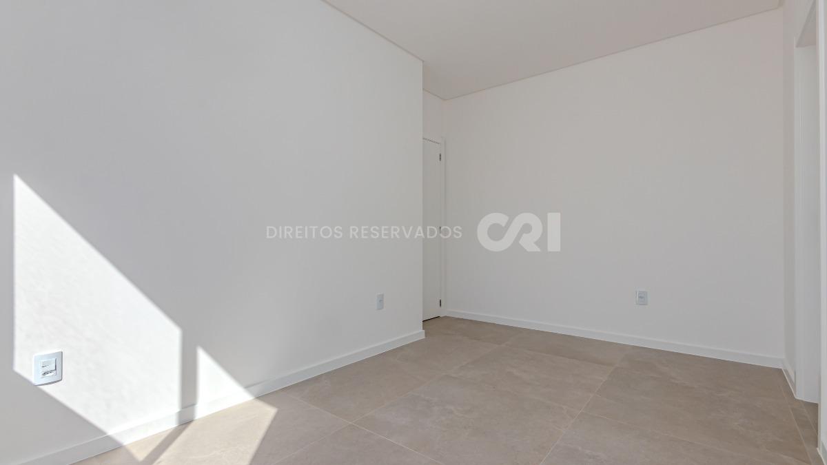 Apartamento com 3 suítes no edifício Porto Valência na Meia Praia em Itapema