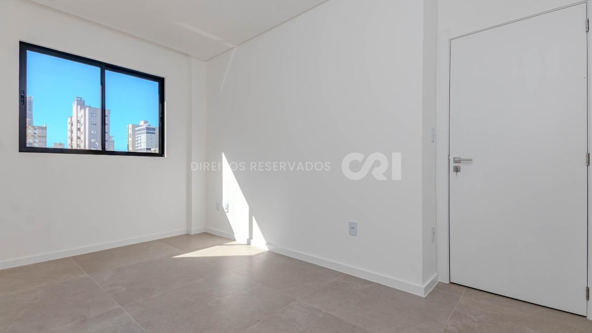Apartamento com 3 suítes no edifício Porto Valência na Meia Praia em Itapema