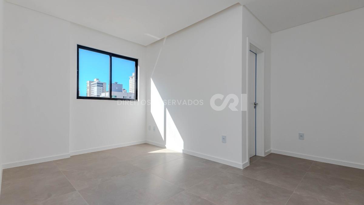 Apartamento com 3 suítes no edifício Porto Valência na Meia Praia em Itapema