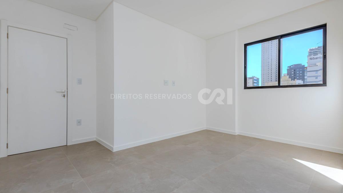 Apartamento com 3 suítes no edifício Porto Valência na Meia Praia em Itapema