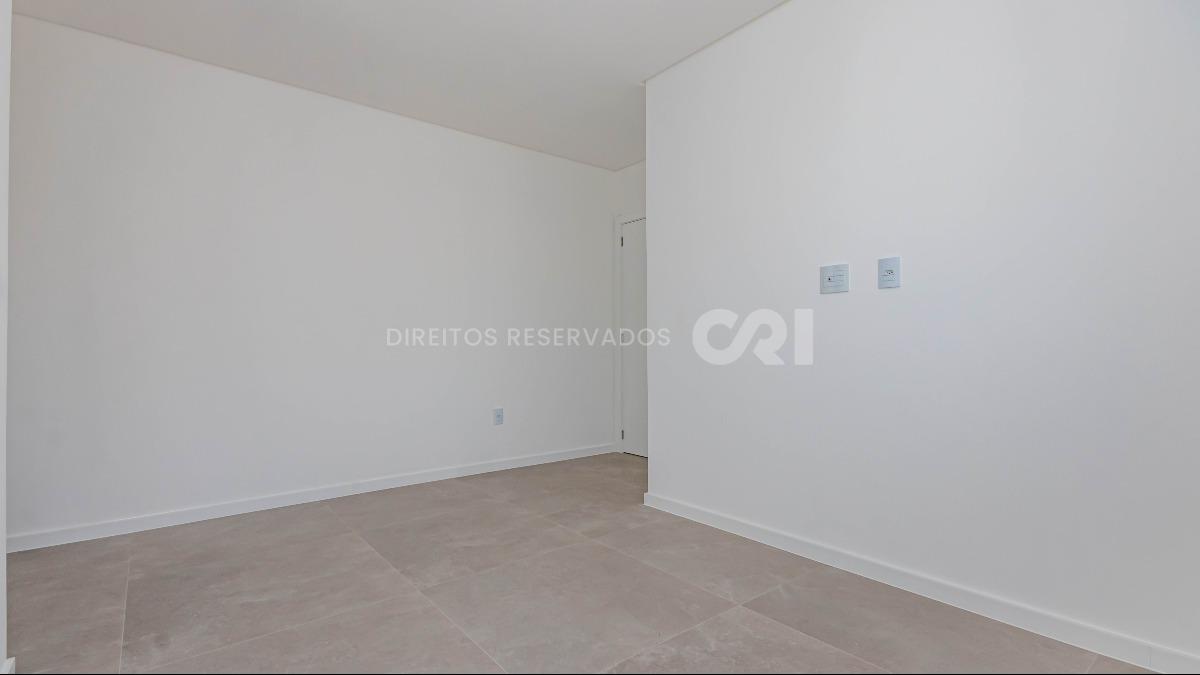 Apartamento com 3 suítes no edifício Porto Valência na Meia Praia em Itapema