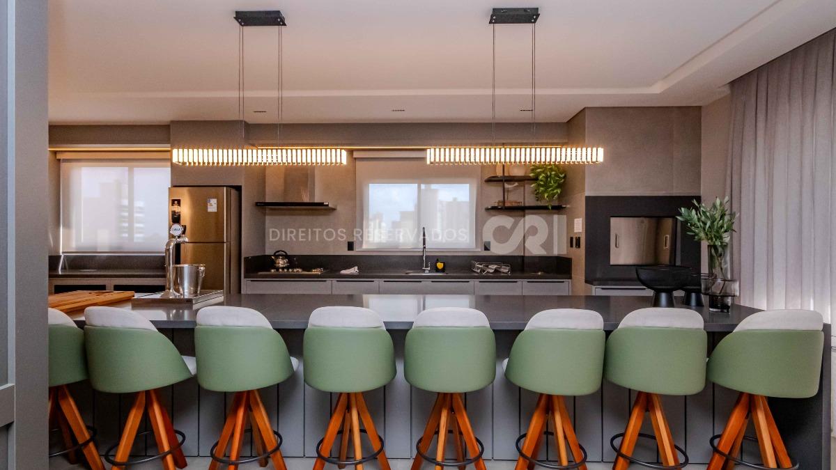 Apartamento com 3 suítes no edifício Porto Valência na Meia Praia em Itapema