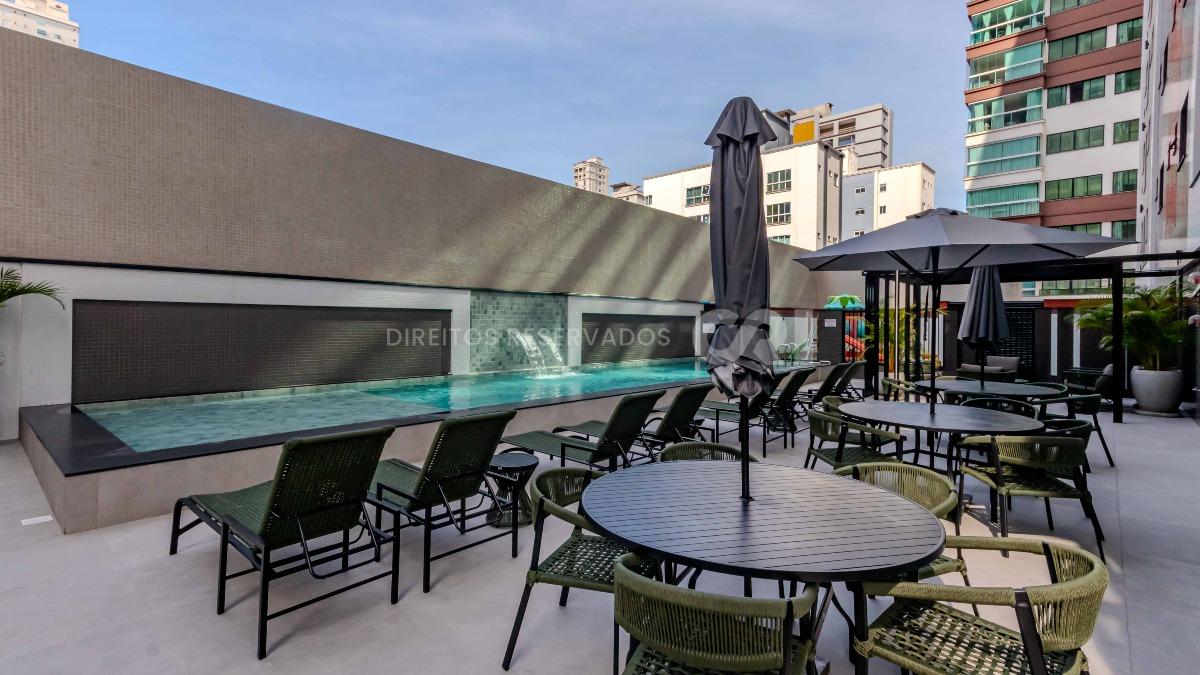 Apartamento com 3 suítes no edifício Porto Valência na Meia Praia em Itapema