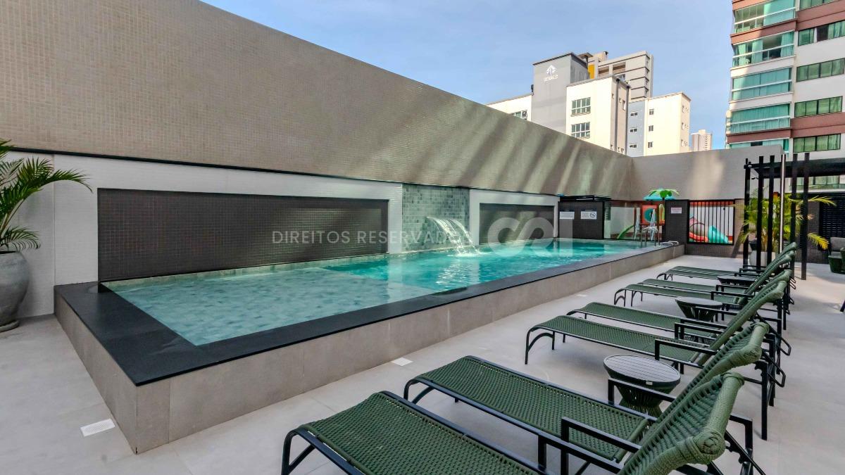 Apartamento com 3 suítes no edifício Porto Valência na Meia Praia em Itapema