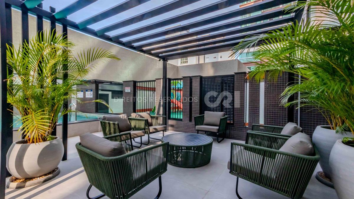Apartamento com 3 suítes no edifício Porto Valência na Meia Praia em Itapema