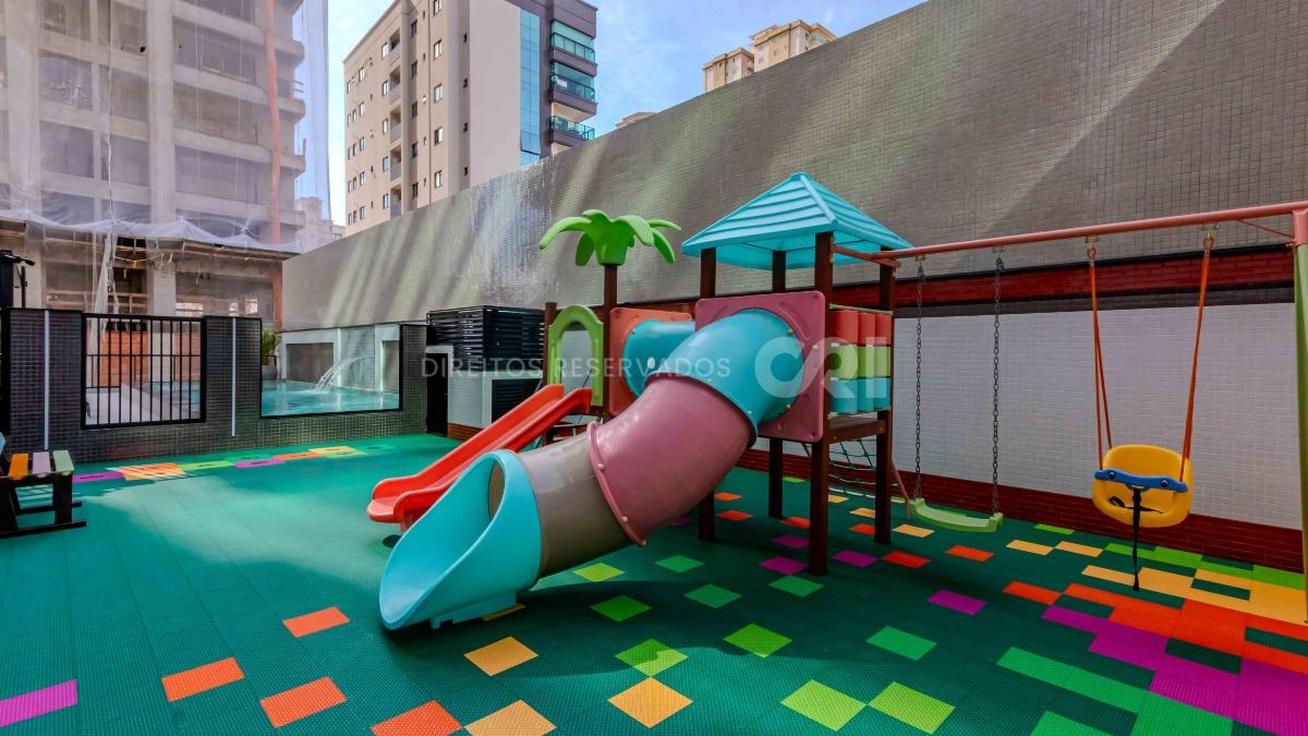 Apartamento com 3 suítes no edifício Porto Valência na Meia Praia em Itapema